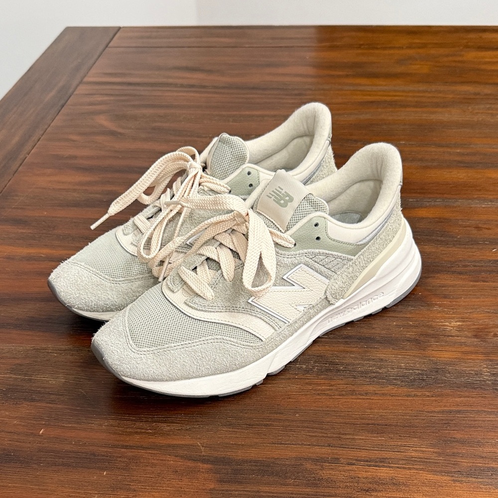 New Balance Women's Sz 12/Mens Sz 10.5 Olivine/Linen 997R Sneakers
